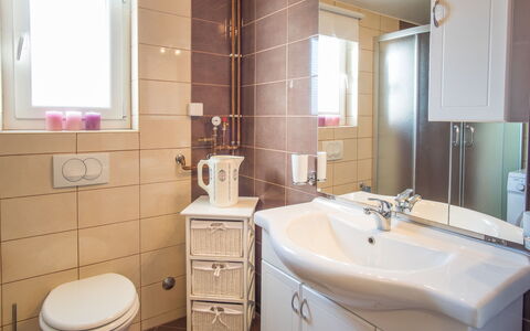 Ivana: Lavabo Del Baño, Baño, Arreglo De Tubería, Lavabo, Diseño De Interiores, Espejo, Piso, Grifo, Mueble De Baño, Suelo