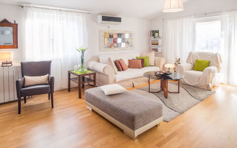Ivana: Mueble, Diseño De Interiores, Sofá, Piso, Suelo, Sala, Habitación, Departamento, Mesa, Madera