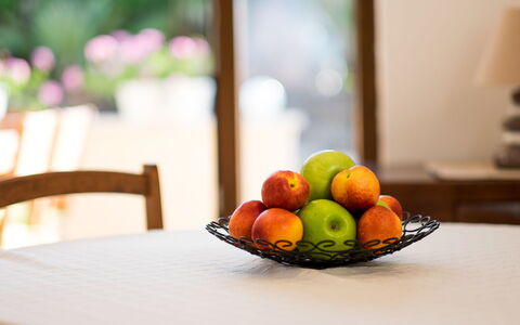Vila Ivana: Vajilla, Fruta, Utensilios Para Servir, Mesa, Comida, Vajilla, Manteles, Los Alimentos Naturales, Produce, Plato