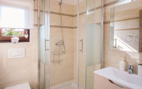 Vila Ivana: Baño, Arreglo De Tubería, Diseño De Interiores, Piso, Suelo, Mueble De Baño, Plomería, Lavabo, Grifo, Espejo