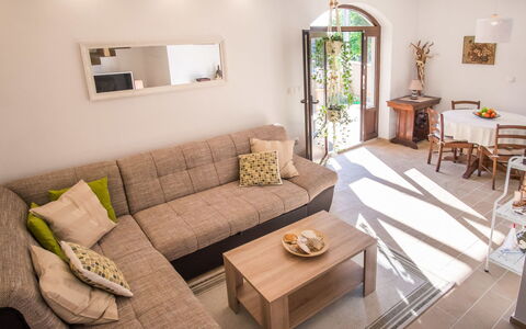 Vila Ivana: Mueble, Diseño De Interiores, Piso, Sofá, Suelo, Madera, Mesa, Sala, Habitación, Encendiendo