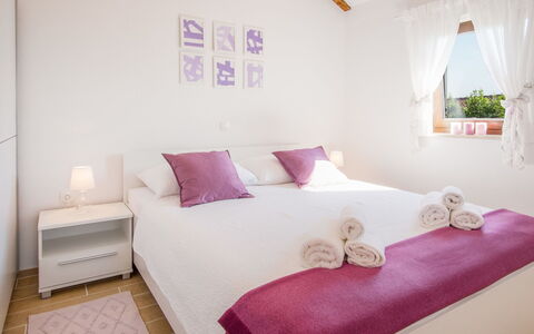 Vila Ivana: Mueble, Diseño De Interiores, Cama, Suelo, Habitación, Piso, Textil, Casa, Sábana, Habitación