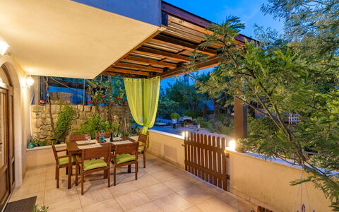 Vila Ivana: Silla, Jardín, Sombra, Recurso, Techo, Eco Hotel, Planta De Casa, Manchas De Madera, Patio, Patio