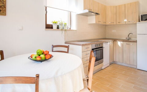Vila Ivana: Mueble, Diseño De Interiores, Piso, Madera, Suelo, Cocina, Habitación, Mostrador, Techo, Cocina Y Comedor Mesa