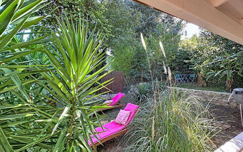 Le Chalet du Soleil: Piscina, Recurso, Hotel, Sombra, Villa, Balcón, Eco Hotel, Ciudad De Vacaciones, Fotografía Aérea