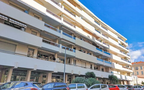 Le Georges V: Piscina, Recurso, Hotel, Sombra, Villa, Balcón, Eco Hotel, Ciudad De Vacaciones, Fotografía Aérea