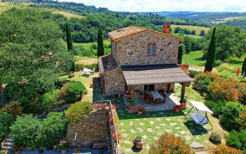 Castelmuzio: Propiedad, Casa, Paisaje Natural, Cabaña, Pueblo De Montaña, Edificio, Techo, Área Rural, Pueblo, Casa