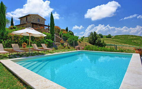 Castelmuzio: Piscina, Propiedad, Paisaje Natural, Bienes Raíces, Casa, Inmuebles, Villa, Edificio, Recurso, Ocio