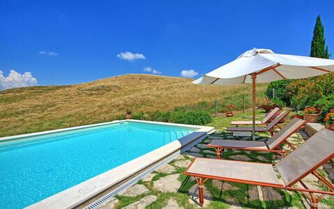Castelmuzio: Propiedad, Piscina, Casa, Bienes Raíces, Vacaciones, Edificio, Villa, Recurso, Ocio, Sunlounger