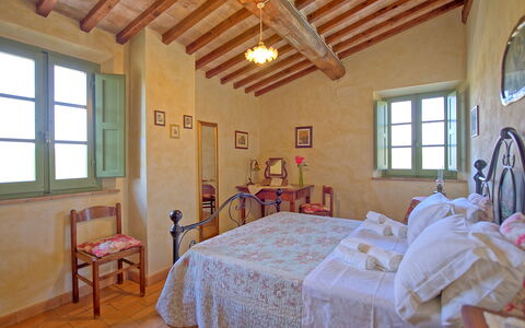 Castelmuzio: Habitación, Propiedad, Mueble, Habitación, Techo, Edificio, Cama, Diseño De Interiores, Casa, Inmuebles