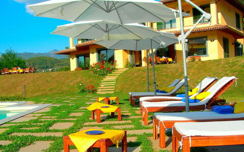 Villa Saida: Recurso, Propiedad, Paraguas, Mueble Para Exteriores, Ocio, Sunlounger, Edificio, Mesa, Vacaciones, Casa
