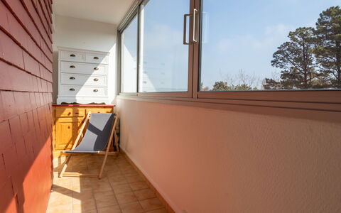 Plein Sud: Barrio Residencial, Arbusto, Casa, Jardín, Casa, El Terreno Del Lote, Techo, Sombra, Césped