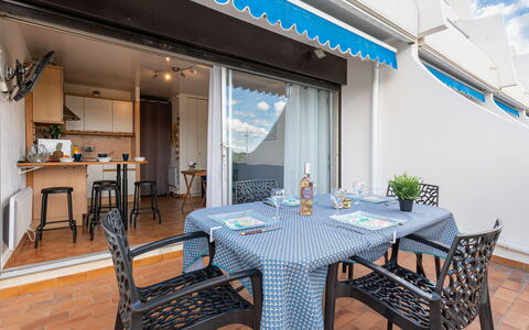 Port Camargue 110: Mesa, Mueble, Propiedad, Silla, Diseño De Interiores, Suelo, Madera, Bienes Raíces, Sombra, Ocio