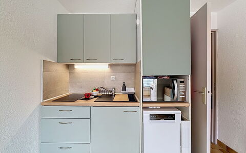 La Lagune: Cocina, Aparato De Cocina, Electrodoméstico, Mostrador, Gabinetes, Diseño De Interiores, Madera, Mueble, Piso, Fregadero