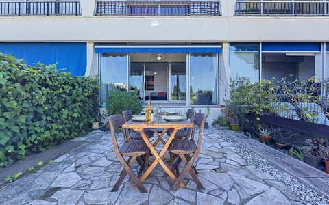 Port Camargue 210: Sombra, Silla, Planta De Casa, Mueble Para Exteriores, Maceta, Eco Hotel, Recurso, Balcón, Hotel