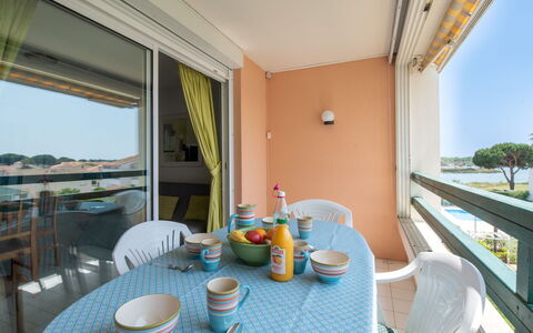 Port Camargue 300: Mueble, Mesa, Planta De Casa, Planta, Edificio, Ventana, Diseño De Interiores, Sala, Piso, Suelo