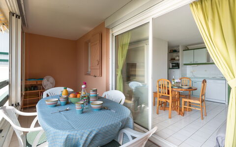 Port Camargue 300: Mueble, Mesa, Planta De Casa, Planta, Edificio, Ventana, Diseño De Interiores, Sala, Piso, Suelo