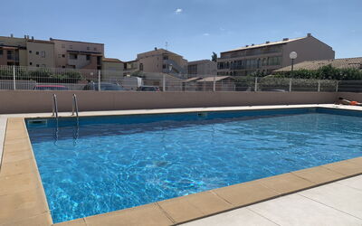 Cap D'Agde 710: Agua, Cielo, Nube, Piscina, Planta, Edificio, Azur, Rectángulo, Sombra, Ventana