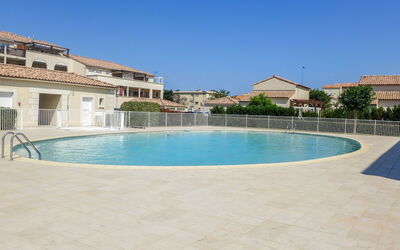 Narbonne-Plage 450: Agua, Cielo, Piscina, Edificio, Ventana, Casa, Agua, Material Compuesto, Sombra, Planta