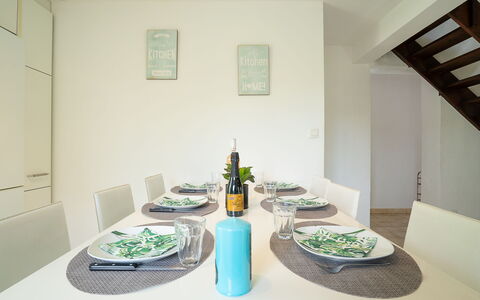 Les Aloès: Mesa, Propiedad, Vajilla, Botella, Edificio, Comida, Drinkware, Vajilla, Diseño De Interiores, Plato