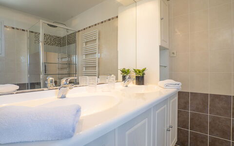 Les Villas de L'Etang: Espejo, Arreglo De Tubería, Grifo, Propiedad, Bañera, Baño, Planta, Lavabo, Diseño De Interiores