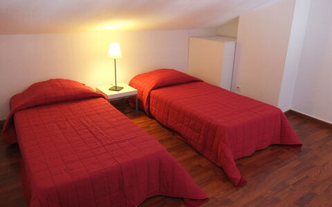 Le Central Beach: Cama, Habitación, Mueble, Habitación, Sábana, Propiedad, Lecho, Rojo, Marco De La Cama, Suelo
