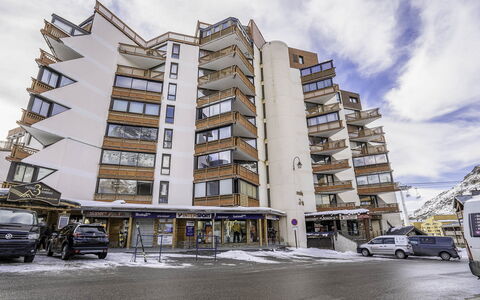 Val Thorens 650: Nube, Cielo, Edificio, Rueda, Vehículo, Coche, Bloque De Pisos, Diseño Urbano, Condominio