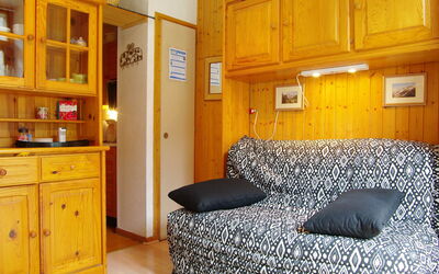 Chamonix 210: Mueble, Gabinetes, Propiedad, Madera, Diseño De Interiores, Comodidad, Piso, Suelo, Cajón, Pared