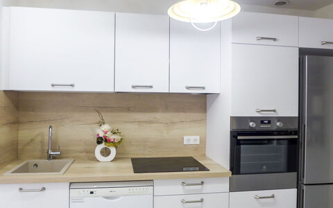 Vieux Nice: Mostrador, Gabinetes, Fregadero, Mueble, Propiedad, Lavabo, Estufa De Cocina, Grifo, Edificio, Cocina