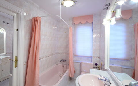 Villa Mimosa: Baño, Propiedad, Habitación, Arreglo De Tubería, Rosado, Diseño De Interiores, Casa, Suelo, Bienes Raíces, Baño