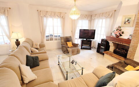 Villa Mimosa: Sala, Propiedad, Habitación, Mueble, Diseño De Interiores, Edificio, Casa, Cortina, Techo, Bienes Raíces