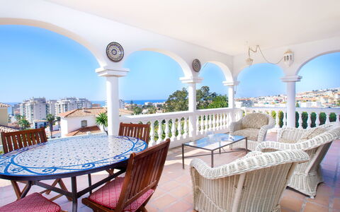 Villa Tulipán: Propiedad, Edificio, Bienes Raíces, Habitación, Azur, Mueble, Casa, Mesa, Inmuebles, Cielo