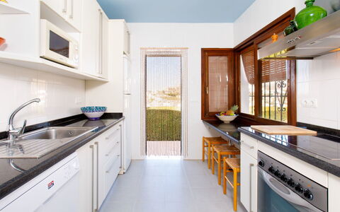 Villa Tulipán: Propiedad, Habitación, Mostrador, Cocina, Gabinetes, Mueble, Edificio, Diseño De Interiores, Casa, Bienes Raíces