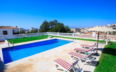 Villa Tulipán: Cielo, Tiempo De Día, Agua, Piscina, Planta, Azur, Edificio, Sombra, Mueble Para Exteriores, Rectángulo