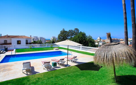 Villa Tulipán: Cielo, Planta, Propiedad, Edificio, Piscina, Hierba, Ventana, Árbol, Sombra, Mueble Para Exteriores