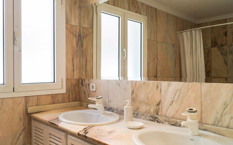 Mijas Beach: Baño, Habitación, Mueble De Baño, Propiedad, Diseño De Interiores, Loseta, Lavabo, Accesorio De Baño, Grifo, Pared