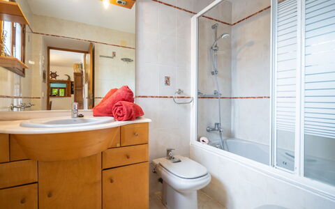 Can Toni Mari: Espejo, Arreglo De Tubería, Mueble De Baño, Propiedad, Lavabo, Alcachofa De La Ducha, Lavabo Del Baño, Grifo, Asiento Del Baño, Baño
