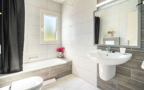 Anromi: Baño, Piso, Diseño De Interiores, Suelo, Arreglo De Tubería, Baño, Lavabo, Lavabo Del Baño, Plomería, Grifo