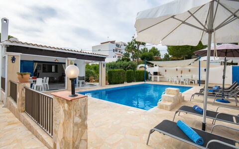 Anromi: Cielo, Agua, Nube, Piscina, Edificio, Planta, Sombra, Mueble Para Exteriores, Silla, Ocio