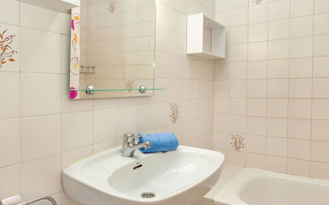 La Rectoria: Grifo, Arreglo De Tubería, Espejo, Lavabo Del Baño, Lavabo, Propiedad, Fotografía, Baño, Ligero, Púrpura