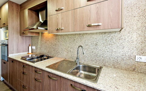 Paisos Catalans: Mostrador, Habitación, Propiedad, Gabinetes, Cocina, Lavabo, Mueble, Diseño De Interiores, Loseta, Pared