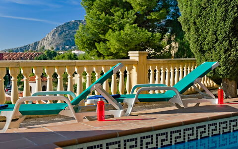 Raquel: Cielo, Árbol, Madera, Mueble Para Exteriores, Sunlounger, Hierba, Planta, Nube, Piscina, Ocio
