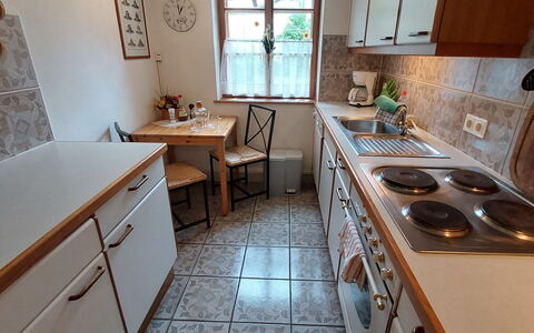 Aggsbach Markt 10: Mueble, Mesa, Ventana, Propiedad, Silla, Edificio, Mesa Al Aire Libre, Mueble Para Exteriores, Hierba, Planta