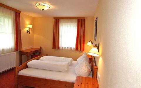 Altenmarkt im Pongau 300: Habitación, Cama, Habitación, Mueble, Propiedad, Sábana, Marco De La Cama, Colchón, Diseño De Interiores, Lecho