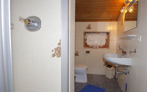 Haus Zimmermann: Baño, Habitación, Propiedad, Arreglo De Tubería, Pared, Casa, Lavabo Del Baño, Edificio, Suelo, Bienes Raíces