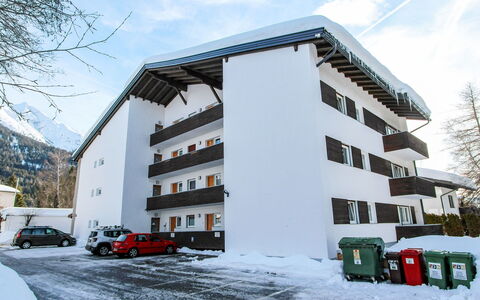 Seefeld in Tirol 100: Cielo, Nube, Nieve, Edificio, Coche, Rueda, Ventana, Vehículo, Barrio