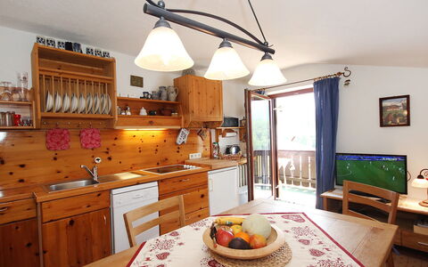 Berghaus Waldner: Habitación, Mostrador, Mueble, Propiedad, Diseño De Interiores, Cocina, Edificio, Casa, Techo, Casa