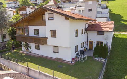 Haus Sailer: Edificio, Planta, Propiedad, Ventana, Verde, Casa, Árbol, Diseño Urbano, El Terreno Del Lote, Barrio