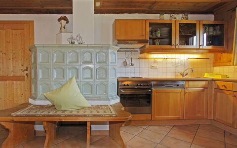 Auhäusl: Mostrador, Habitación, Mueble, Cocina, Gabinetes, Propiedad, Estufa De Cocina, Suelo, Edificio, Loseta
