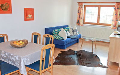Huber 230.7: Habitación, Mueble, Propiedad, Diseño De Interiores, Sala, Suelo, Mesa, Casa, Pared, Turquesa